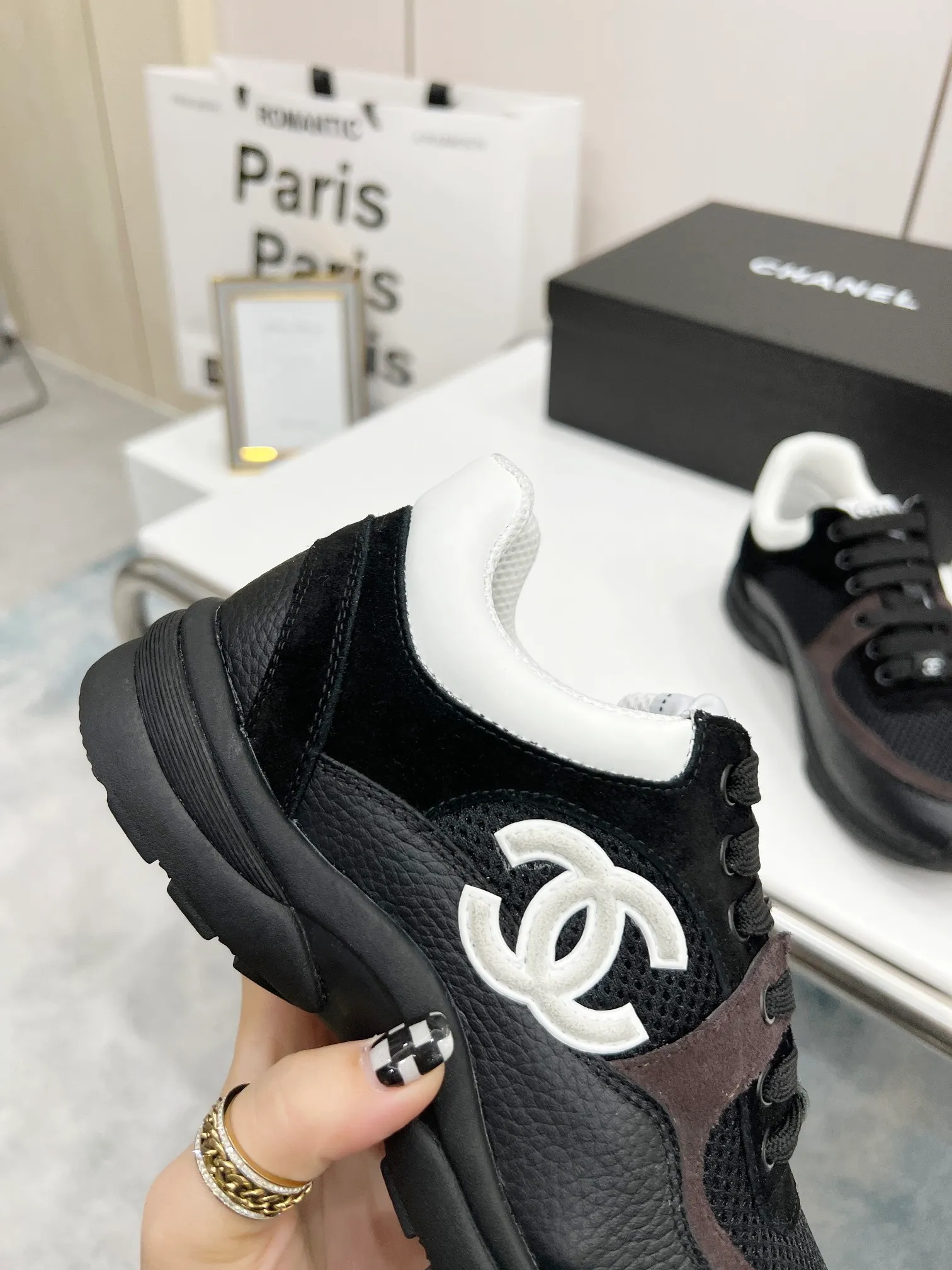 👟👟Ex-factory price 520👟👟 Chanel (Chanel) 2023 new color casual sports shoes, Paris Fashion Week (Chanel) catwalk style, original shoes purchased in Italy and made 1:1, fabric: original customized high-reflective material/high mercerized suede cowhide, breathable mesh splicing, 1 cm thick original movable massage feet, comfortable to wear, private original molded outsole , color, black, white, two-color optional. Number of yards; 35--41